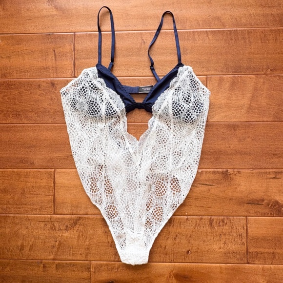 Victoria's Secret Sheer Fishnet Mesh Teddy Babydoll Bodysuit M White/Navy-Blue - Picture 3 of 12